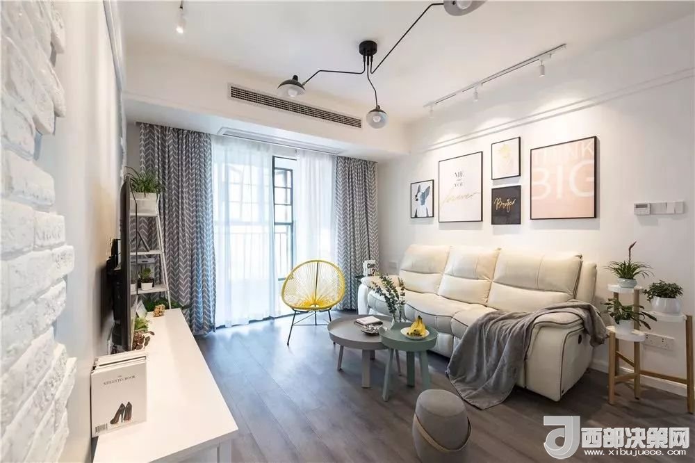 沙發(fā)背景墻選對裝飾畫，才能美了整個客廳空間！