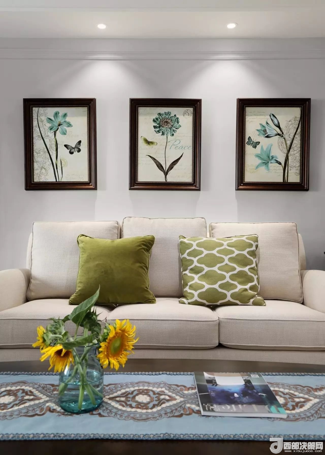 沙發(fā)背景墻選對裝飾畫，才能美了整個客廳空間！