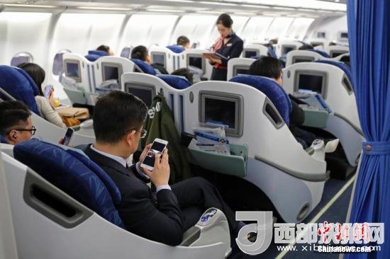 在東航MU5137航班上，旅客全程在飛行模式下可以使用手機。殷立勤 攝