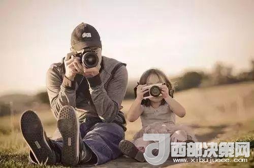 “曾子殺豬”故事在前，最近又有《父母說(shuō)好考了90分就去看海，被爽約后女孩離家出走》新聞在后。父母如果自己的行為“打臉”了，又怎么能在孩子面前掌握教育的主動(dòng)權(quán)。