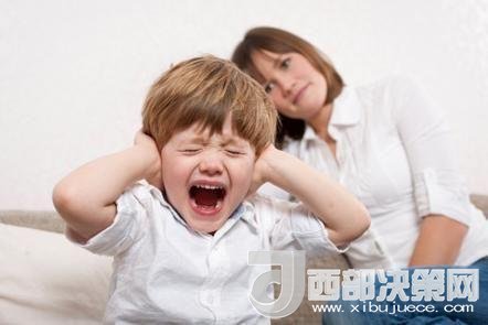 這時(shí)孩子可能會(huì)一直哭，甚至觀察父母的反應(yīng)。父母這時(shí)候可以讓他哭，哭累了自然就會(huì)停下，要讓孩子明白“鬧起來(lái)沒(méi)道理我不會(huì)心疼你”。