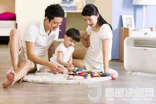 兒童時(shí)期，孩子好奇心強(qiáng)，喜歡“打破砂鍋問(wèn)到底”、“探究性拆東西”、“自言自語(yǔ)做游戲”。這些聽似好笑，看似頑皮的言行舉止，恰恰就是孩子創(chuàng)造火花的閃現(xiàn)。心理學(xué)家鄧斯克認(rèn)為，小孩子在游戲中的“假裝”會(huì)大大促進(jìn)他們的發(fā)散思維。