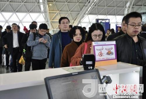 圖為旅客等待進入客艙?！慰∶?攝