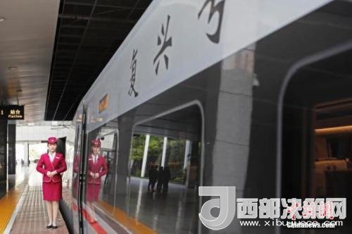 資料圖：4月10日，列車員在“復(fù)興號”列車旁迎接旅客的到來。 <a target='_blank'  data-cke-saved- >中新社</a>記者 殷立勤 攝