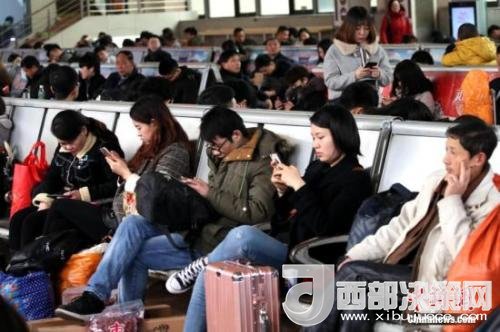 資料圖：移動(dòng)互聯(lián)網(wǎng)時(shí)代，旅客都拿著手機(jī)打發(fā)時(shí)間。<a target='_blank' >中新社</a>記者 王中舉 攝