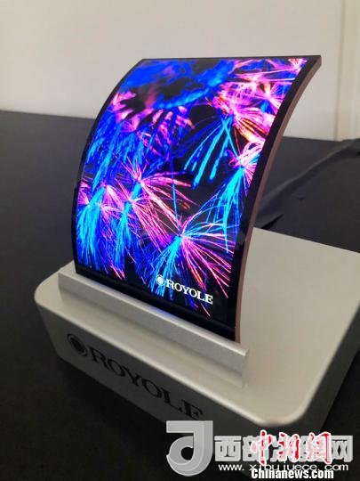 柔宇科技全柔性顯示屏在固定曲面上的應(yīng)用。　柔宇科技供圖 攝