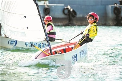 青島市北區(qū)立新小學(xué)學(xué)生參加2017年中國(guó)杯青少年帆船OP項(xiàng)目比賽。孫軍/攝