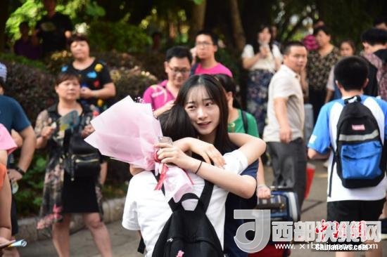 資料圖：一名家屬擁抱走出考場的考生。 王以照 攝