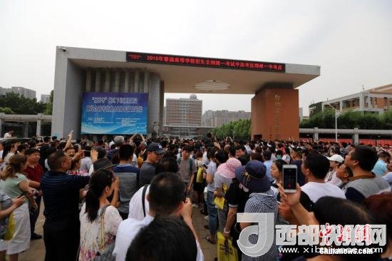 資料圖：6月8日，河南鄭州一高考考點(diǎn)外，家長等待考生。當(dāng)日，全國部分地區(qū)2018年高考結(jié)束。 <a target='_blank'  data-cke-saved- >中新社</a>記者 王中舉 攝