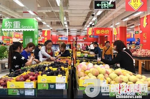 資料圖：民眾在超市選購(gòu)水果。<a target='_blank'  data-cke-saved- >中新社</a>記者 俞靖 攝