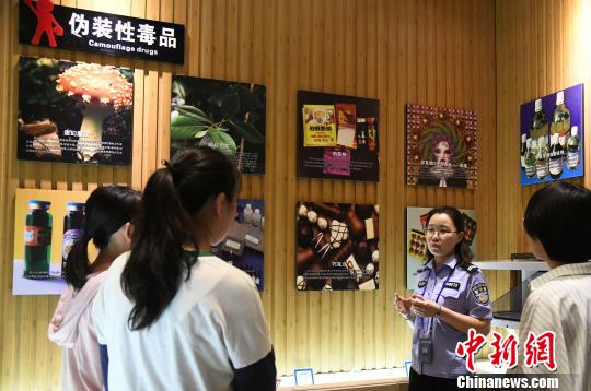 山西省司法行政戒毒系統(tǒng)積極面向社會(huì)開(kāi)展禁毒警示教育?！　　⊥踅ㄜ?攝