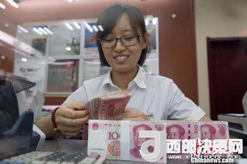 7月5日，山西太原一銀行工作人員正在清點貨幣。人民幣對美元匯率中間價在經(jīng)歷了過去11個交易中的10次下調后終于迎來大漲。5日，中國外匯交易中心公布人民幣對美元匯率中間價報6.6180，較前一交易日大幅上調415個基點，創(chuàng)下自2017年10月11日以來的最大升幅。<a target='_blank' >中新社</a>記者 張云 攝