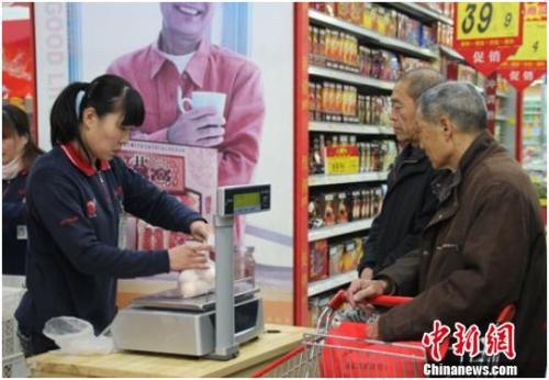 資料圖：在保定市北市區(qū)一家大型超市內(nèi)，促銷員正在為購(gòu)買(mǎi)雞蛋的市民稱量、打包。李芳華 攝