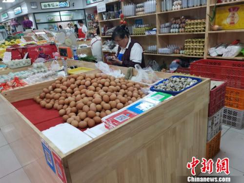 圖為菜市場(chǎng)里賣(mài)的雞蛋。 謝藝觀 攝