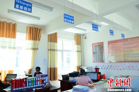 圖為塔秀村的便民服務(wù)大廳。　魯?shù)り?yáng) 攝