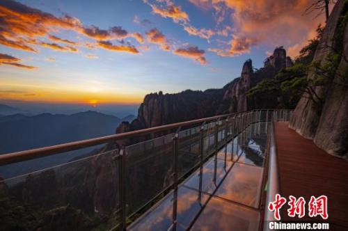  資料圖：霞光映照在三清山棧道玻璃上。　婁永平 攝