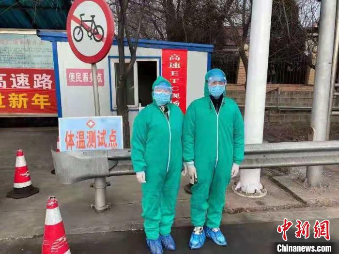 鄉(xiāng)鎮(zhèn)衛(wèi)生院和社區(qū)衛(wèi)生中心工作人員排查發(fā)熱患者。　介休市醫(yī)療集團供圖 攝