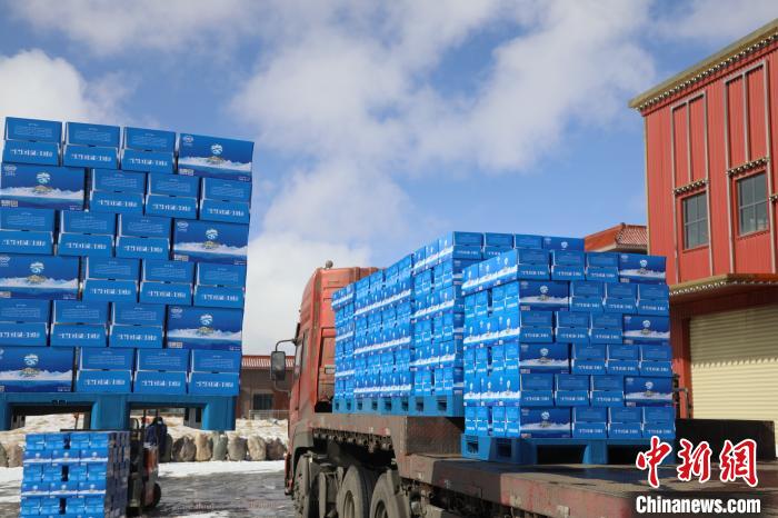 圖為當(dāng)雄的冰川礦泉水裝車，即將發(fā)往湖北?！‘?dāng)雄縣 供圖 攝