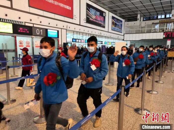 外出務(wù)工人員有序排隊(duì)辦理登記手續(xù)?！O友軍 攝