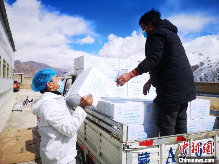 圖為工作人員搬運物資。堆龍德慶區(qū)宣傳部供圖