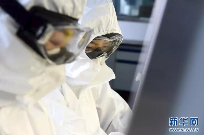 ▲資料圖片：負責(zé)新型冠狀病毒核酸檢測的工作人員，在實驗室進行樣本處理。（新華社發(fā) 周牧 攝）