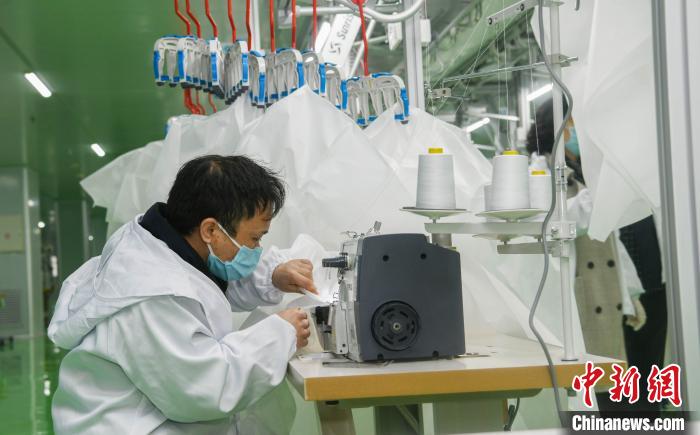 工人生產(chǎn)防護(hù)服，保障抗疫物資供應(yīng)。廣安市委宣傳部供圖