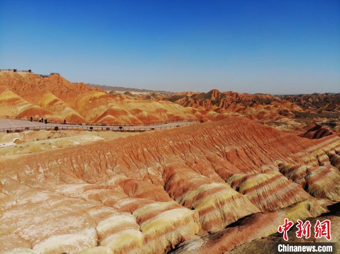 航拍下的七彩丹霞?！钇G敏 攝