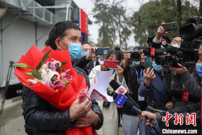圖為貴州省最后一名新冠肺炎確診患者從貴州省將軍山醫(yī)院出院，患者接受媒體采訪。　瞿宏倫 攝