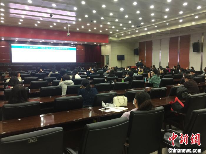 山西選派554名疫情防控指導(dǎo)員駐校指導(dǎo)高三年級開學(xué)疫情防控。　高瑞峰 攝