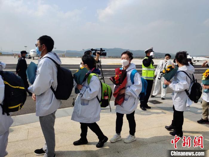 圖為交警向醫(yī)療隊敬禮?！№n帥南 攝