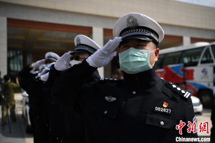 圖為交警們向醫(yī)療隊敬禮。　康平 攝