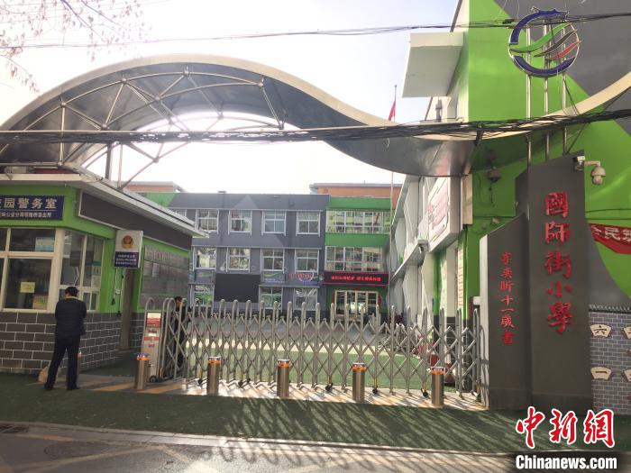 校門口設(shè)置臨時(shí)等候區(qū)，區(qū)域四周5米為禁行區(qū)?！「呷鸱?攝