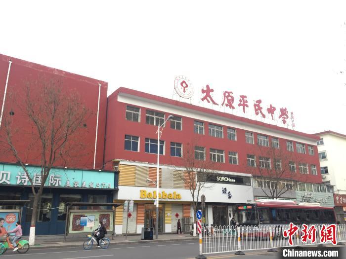 所有師生實(shí)行“日?qǐng)?bào)告”“零報(bào)告”制度，確保開學(xué)后校園衛(wèi)生安全?！「呷鸱?攝