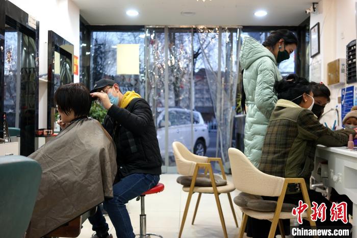 拉薩市民在一美發(fā)店理發(fā)、美甲?！〗w波 攝