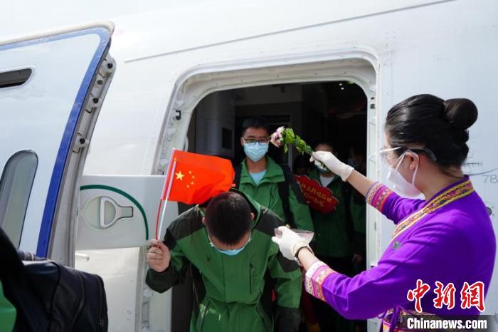 圖為機(jī)組工作人員歡迎醫(yī)療隊(duì)隊(duì)員 王浩帆 攝 圖為機(jī)組工作人員歡迎醫(yī)療隊(duì)隊(duì)員 王浩帆 攝