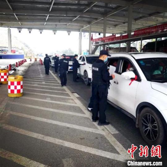 圖為云南一邊境檢查站防控疫情同時嚴(yán)防境外毒品滲透?！≡颇鲜」矎d供圖 攝