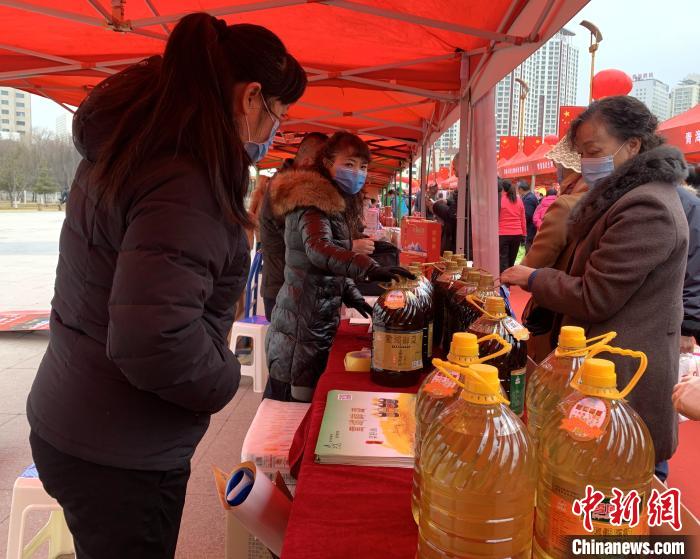 圖為市民們正在采購(gòu)商品?！O睿 攝