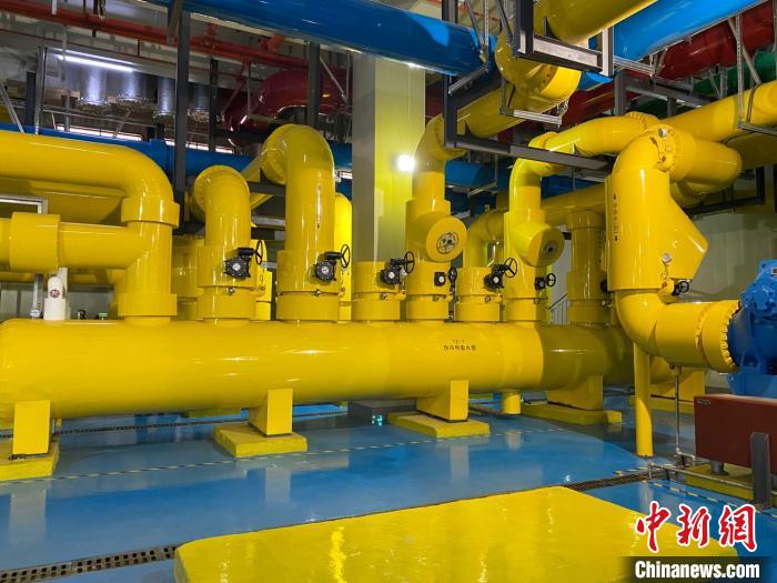 圖為中國移動云南數(shù)據(jù)中心冷卻系統(tǒng)?！⊥蹯簛?攝