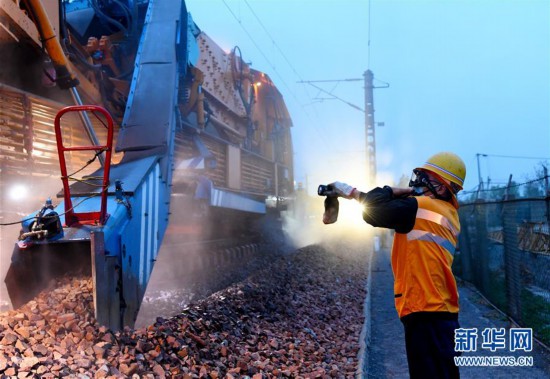 (社會)(4)鐵路線路整治:白天與黑夜的堅守