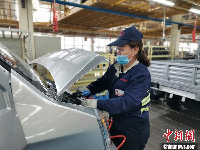 在滿足國(guó)外市場(chǎng)供應(yīng)的同時(shí)，成功汽車也緊盯國(guó)內(nèi)市場(chǎng)，拓渠道保銷量?！「唢w 攝