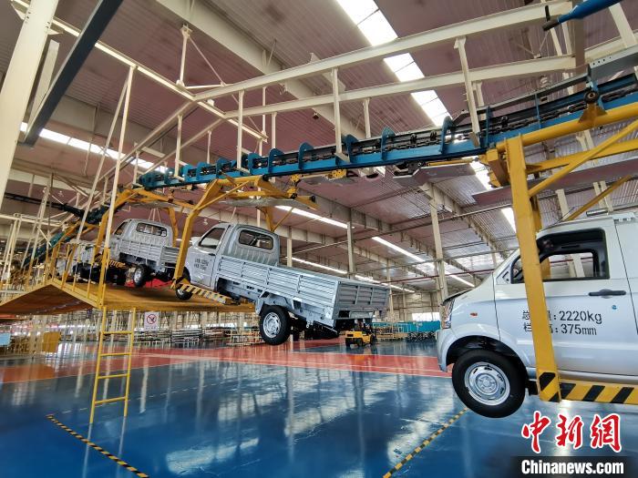 成功汽車是山西省重點(diǎn)轉(zhuǎn)型項(xiàng)目，擁有國(guó)內(nèi)先進(jìn)的零部件、發(fā)動(dòng)機(jī)整機(jī)自動(dòng)裝配和發(fā)動(dòng)機(jī)生產(chǎn)線、實(shí)驗(yàn)線，還有國(guó)際一流的工業(yè)機(jī)器人?！「唢w 攝