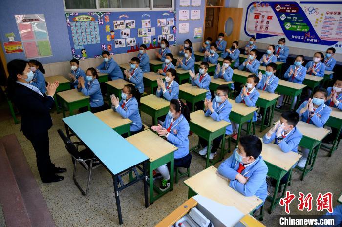 學(xué)校是人群密集場(chǎng)所，山西省疫情防控工作領(lǐng)導(dǎo)小組要求，要周密閉環(huán)做好疫情防控?！№f亮 攝