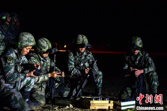 戰(zhàn)士正在補充彈藥?！∑呀?攝