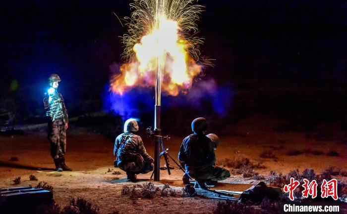 演練中偵察兵在夜間利用迫擊炮摧毀敵輕型裝甲?！」鶘|東 攝