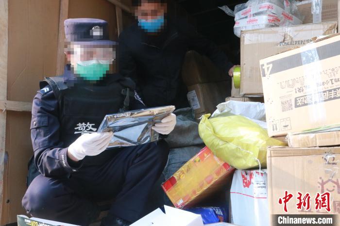 圖為勐康邊檢站民警在對(duì)快遞運(yùn)輸車(chē)輛進(jìn)行例行檢查?！钐?攝