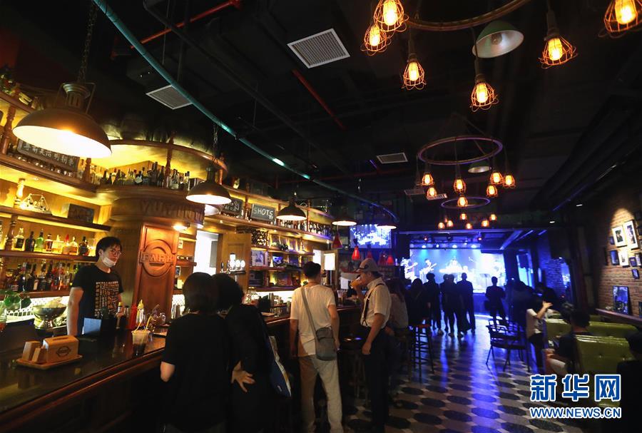 (社會(huì))(1)上海:助推“夜經(jīng)濟(jì)” 綻放新活力