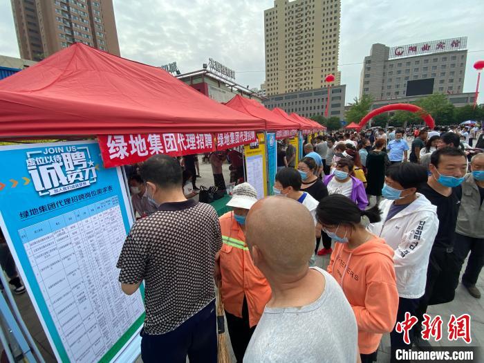 一些知名企業(yè)展臺前，投遞簡歷、咨詢就業(yè)的人絡繹不絕?！∏愊?攝