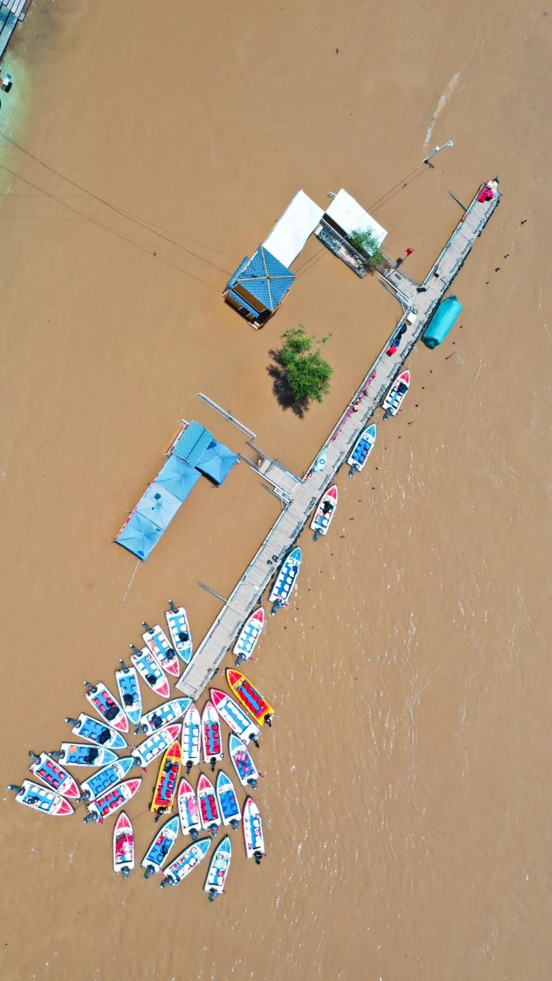 ▲圖為6月27日已暫時關(guān)閉的黃河蘭州段一處快艇碼頭（無人機照片）。新華社發(fā)（郎兵兵 攝）