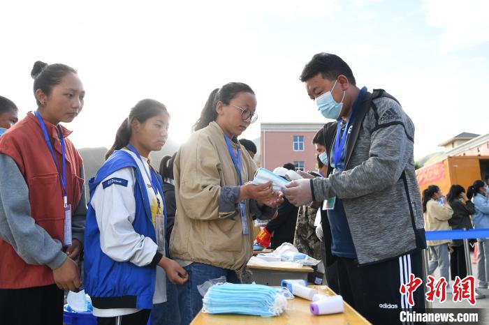 7月7日，考生在拉薩三高考點外領(lǐng)取口罩?！『闻罾?攝