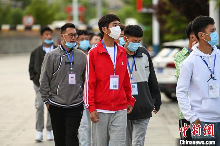 7月7日，考生在拉薩三高考點外有序排隊，等待進入考場?！『闻罾?攝